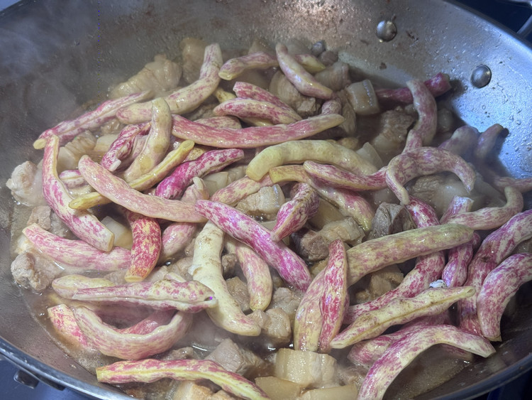东北黄金勾豆角焖五花肉的做法