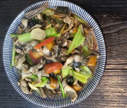 爆炒鳝鱼，夏季正是吃鳝鱼的最佳时节，鱼肥、肉嫩、味鲜的做法