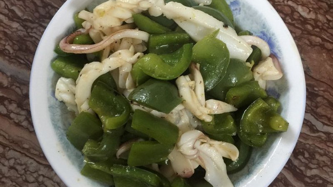 青椒炒鱿鱼的做法