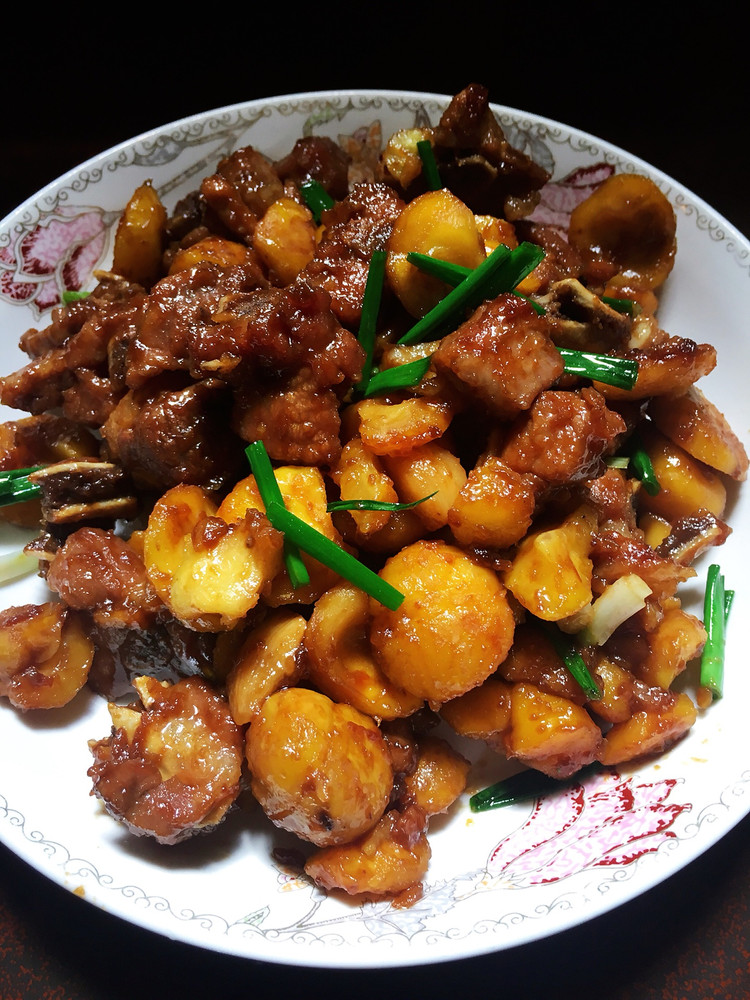 栗子焖排骨的做法