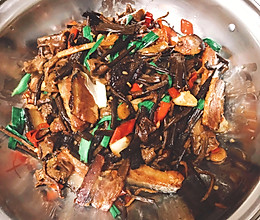 干锅茶树菇炒腊肉的做法