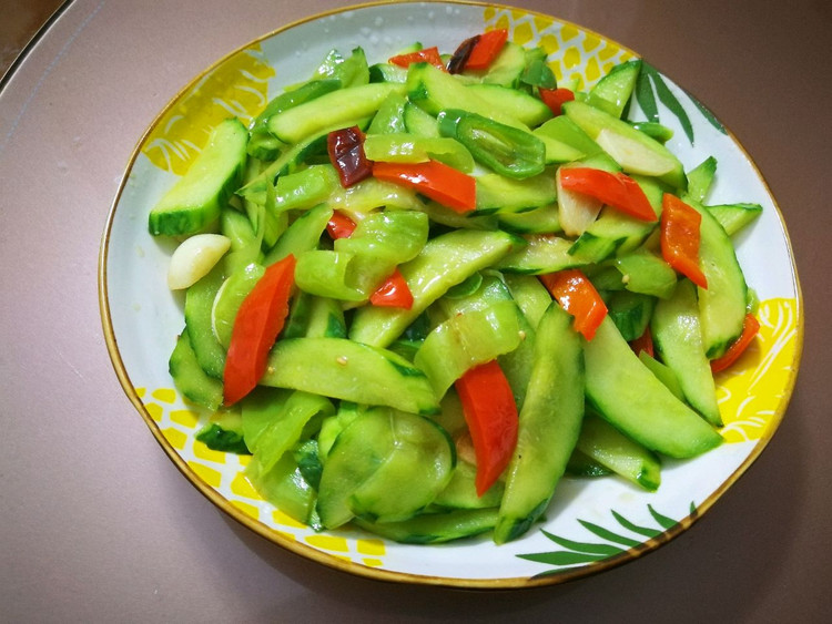 青红椒炒黄瓜片的做法