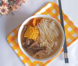#夏至日，大口吃面#鹿茸菇猪骨玉米汤面的做法