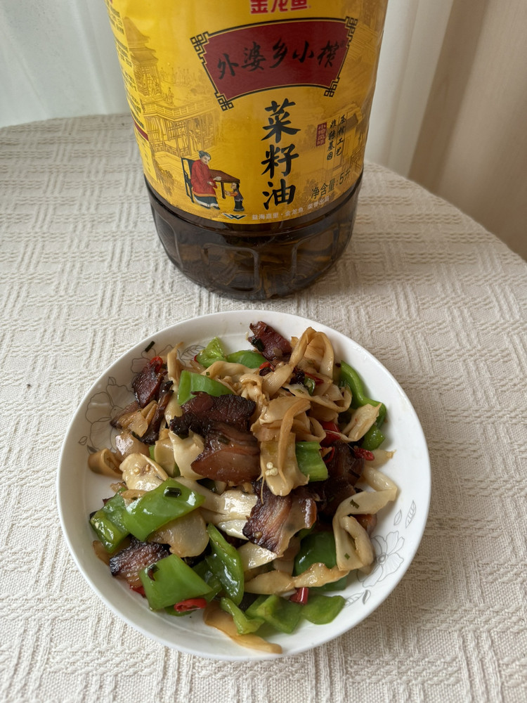 腊肉炒笋的做法