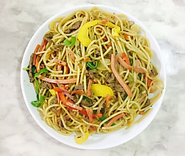 西餐厅必点的黑椒牛柳炒火腿意粉的做法