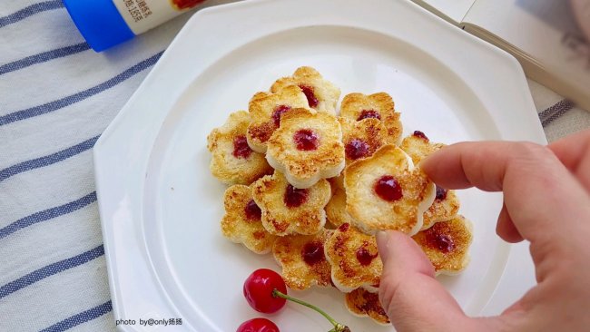 #鹰唛新食尚#10分钟搞定的下午茶小甜品——炼奶花朵吐司脆的做法