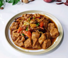 椒椒蒜肉油豆腐的做法