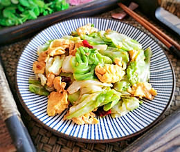 卷心菜炒鸡蛋，营养高，热量低，女人要常吃的做法