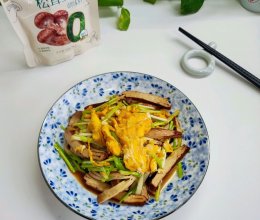 #厨房鲜香秘诀，太太乐松茸鲜，一餐一筷见鲜香#蒜黄香干炒鸡蛋的做法