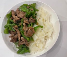 #夏日鲜味轻享健康#辣椒炒肉丝花边面的做法
