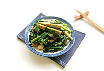 #春季食材大比拼#蒜苗炒香糕的做法