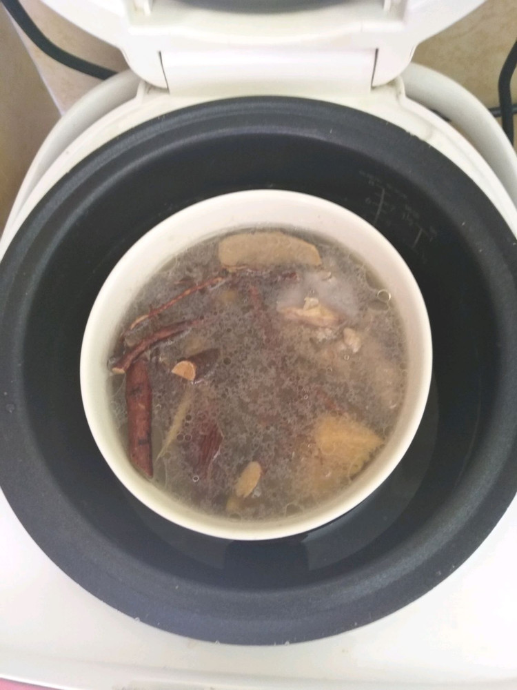 牛奶树根猪蹄汤的做法