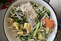 韭菜豆芽炒粉丝的做法