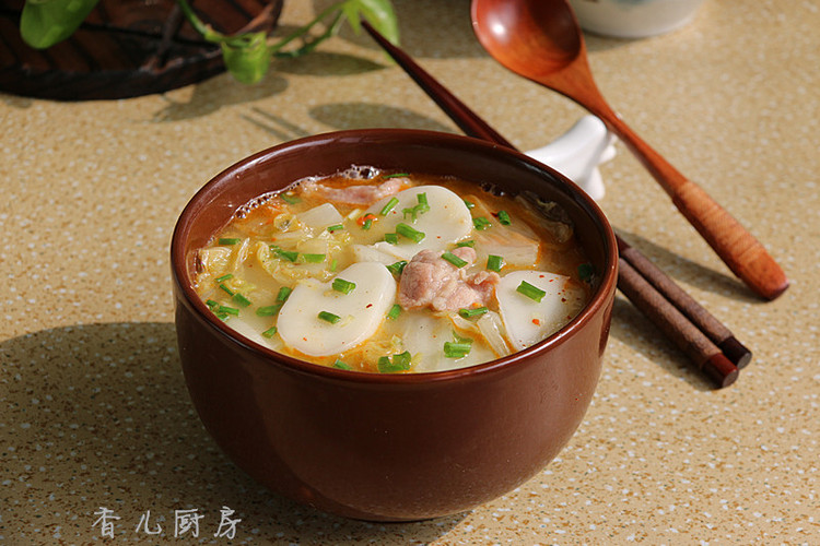 白菜肉片汤年糕的做法