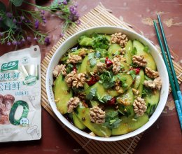 #厨房鲜香秘诀，太太乐松茸鲜，一餐一筷见鲜香#蒜拌核桃黄瓜的做法