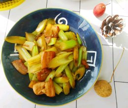 #冬季滋补花样吃法#不塞牙的芹菜炒肉的做法