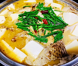 简单美味的酸辣鱼头豆腐火锅的做法
