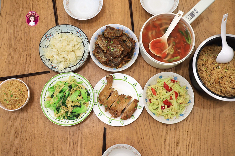 高考晚餐5菜1汤真不赖，鸡腿焖饭香喷的做法