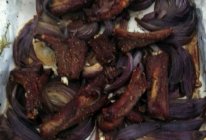 洋葱烤肋排的做法