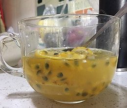 柠檬百香果茶的做法