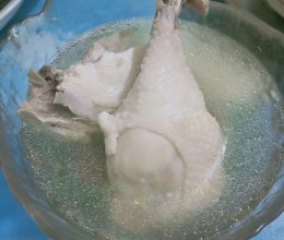 炖汤。高丽参鸡汤的做法