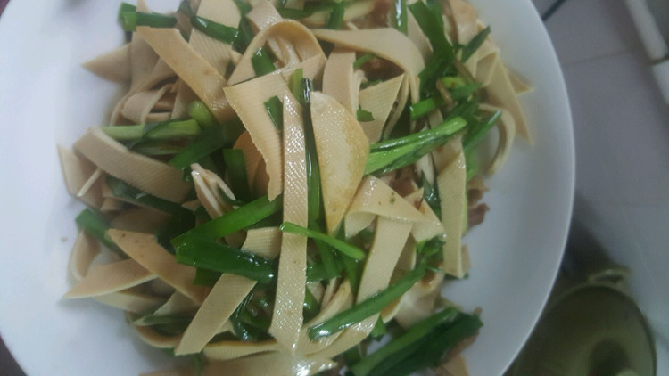 韭菜炒豆皮的做法