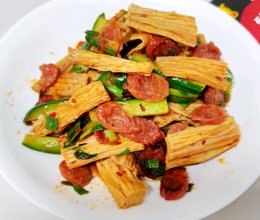 #豪吉小香风 做菜超吃香#腊肠炒腐竹的做法