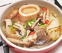 牛棒骨菌菇汤的做法