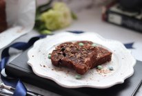 浓郁巧克力味的“泥巴”蛋糕的做法