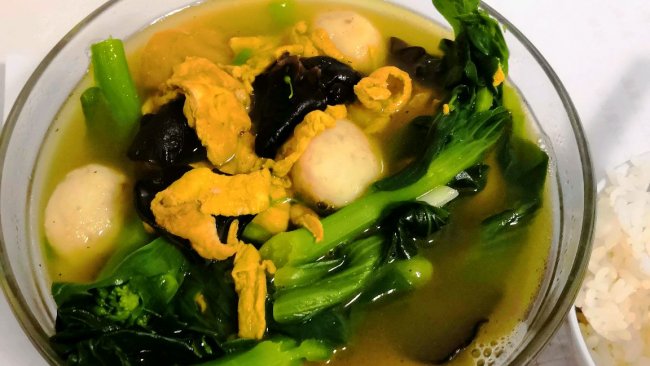 鱼圆青菜鸡蛋营养汤的做法