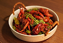 用啤酒焖麻辣小龙虾的日子，麻辣劲爽真惬意，这才叫生活的做法