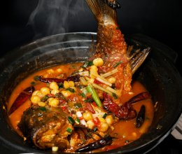 豌豆鲫鱼砂锅，鱼肉鲜嫩，汤汁浓郁！的做法