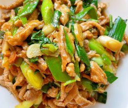 #轻食季怎么吃# 蒜苗炒肉丝，好吃很下饭！的做法