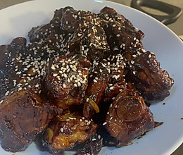 让小朋友赞不绝口的话梅排骨的做法