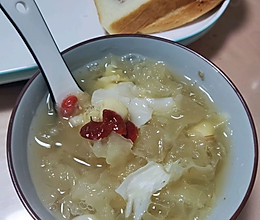 简单快手美容羹:银耳莲子红枣羹的做法