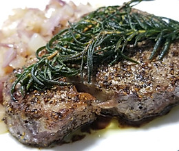 迷迭香煎菲力牛排配洋葱和烤土豆的做法