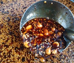 巨香！万能红油辣椒油！每一口都能吃到香酥花生的做法