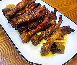 虎皮鸡爪，家庭装卤一切的做法