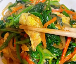 #给年味整点鲜的#菠菜粉条炒鸡蛋，好吃很营养！的做法