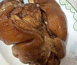 炖肘子。的做法