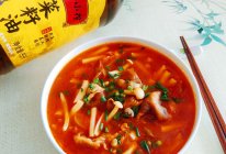 #外婆乡炒出火锅香#酸辣西红柿海鲜菇肥牛卷的做法