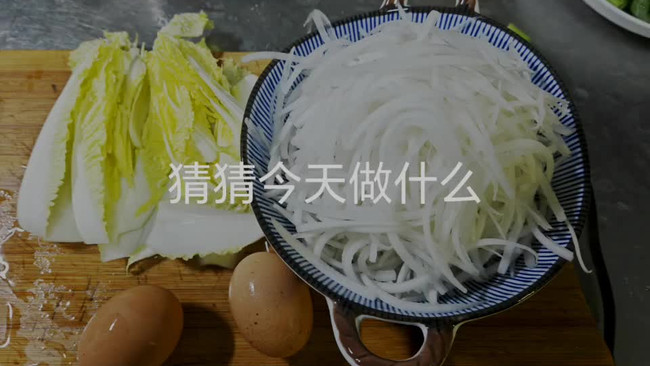 冬天经常做的一个汤菜，萝卜煎蛋萝卜丝汤的做法