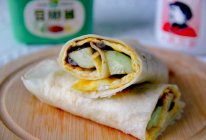 #葱伴侣豆瓣酱能蘸善炒#早餐鸡蛋卷饼的做法
