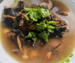 菌菇乌鸡汤的做法