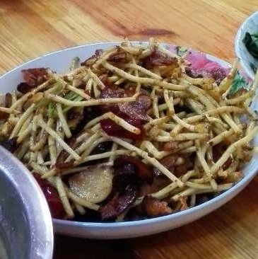 腊肉炒杂耳根的做法