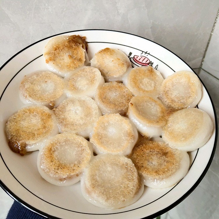 简单三步完成好吃的煎汤圆～的做法