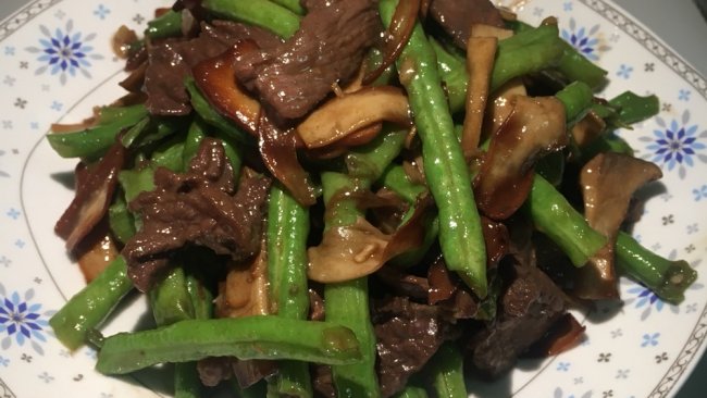 牛肉炒豆角鸡腿菇的做法