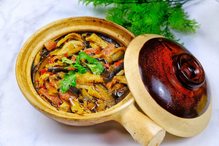 茄子腐竹腊肠煲的做法