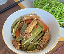 鸡翅豆角焖面的做法