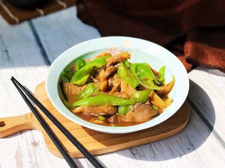 鲜蘑炒尖椒的做法